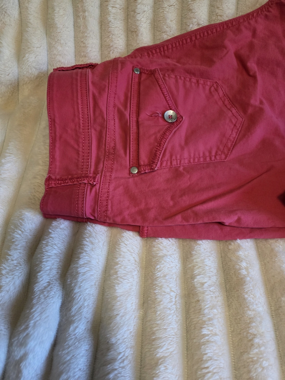Bandolino Hot Pink Capris - Picture 2 of 10